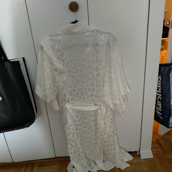 White bridal Natori bathrobe with tags - Picture 4 of 7